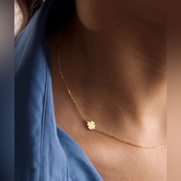 BOGO! Dainty 4 leaf clover Necklace in Gold - Boutique NEW - Picture 6 of 7